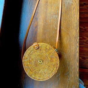 Round straw snap cross body